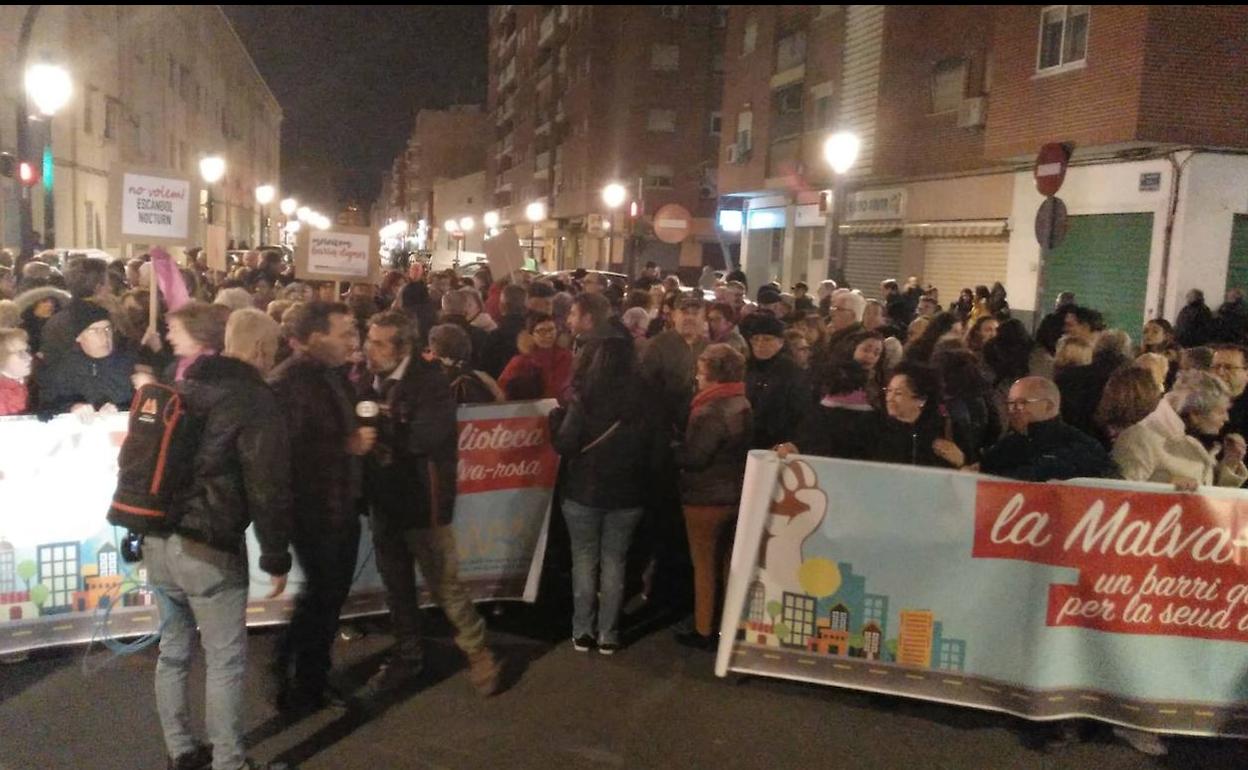 Concentración de vecinos en el barrio de la Malvarrosa.