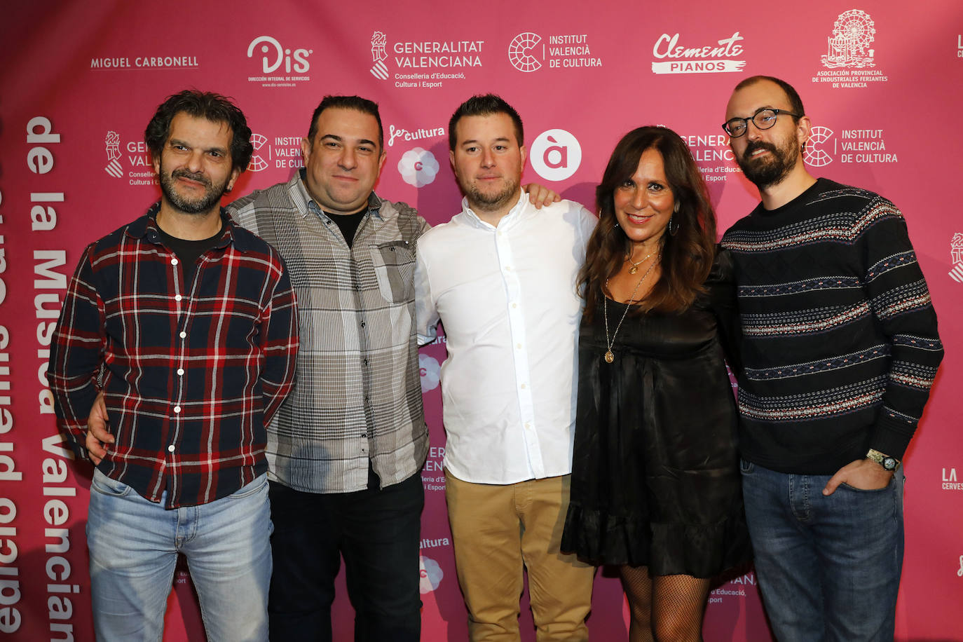 Gener resultó este jueves la banda triunfadora en la segunda edición de los premios Carles Santos de la Música Valenciana. Se alzó con los galardones al mejor diseño, mejor disco de pop y mejor disco por 'Cante el cos elèctric'. El Diluvi y Spanish Brass cosecharon dos premios cada uno. La gala de entrega de los galardones se celebró en el Teatro Principal de Valencia. 