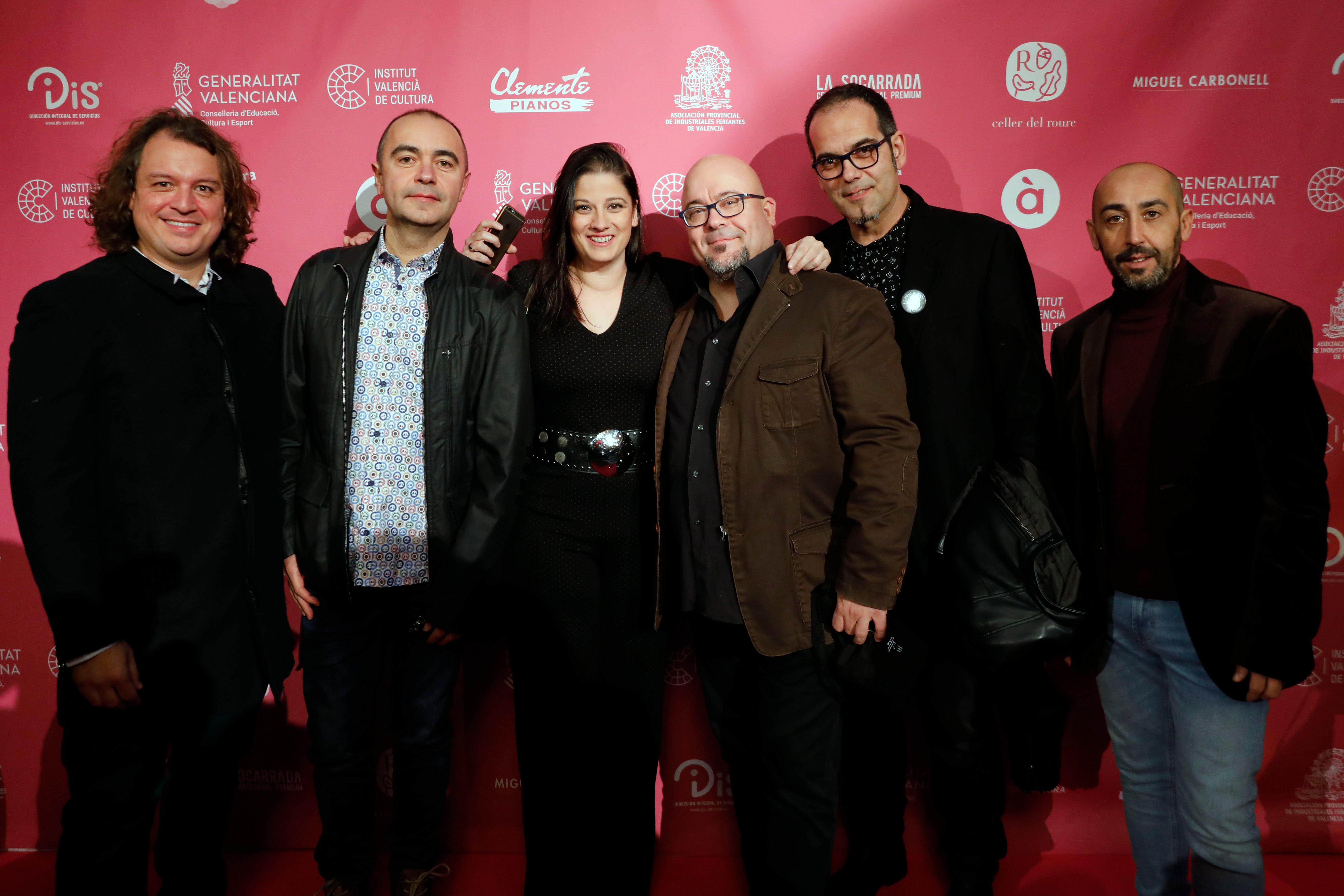 Gener resultó este jueves la banda triunfadora en la segunda edición de los premios Carles Santos de la Música Valenciana. Se alzó con los galardones al mejor diseño, mejor disco de pop y mejor disco por 'Cante el cos elèctric'. El Diluvi y Spanish Brass cosecharon dos premios cada uno. La gala de entrega de los galardones se celebró en el Teatro Principal de Valencia. 