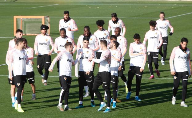 Los futbolistas del Valencia, durante la última sesión de entrenamiento antes del duelo