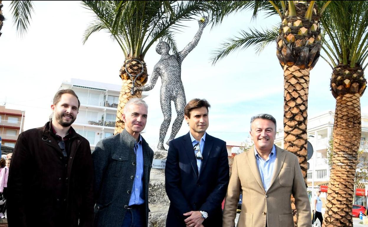 Una escultura homenajea a David Ferrer. 