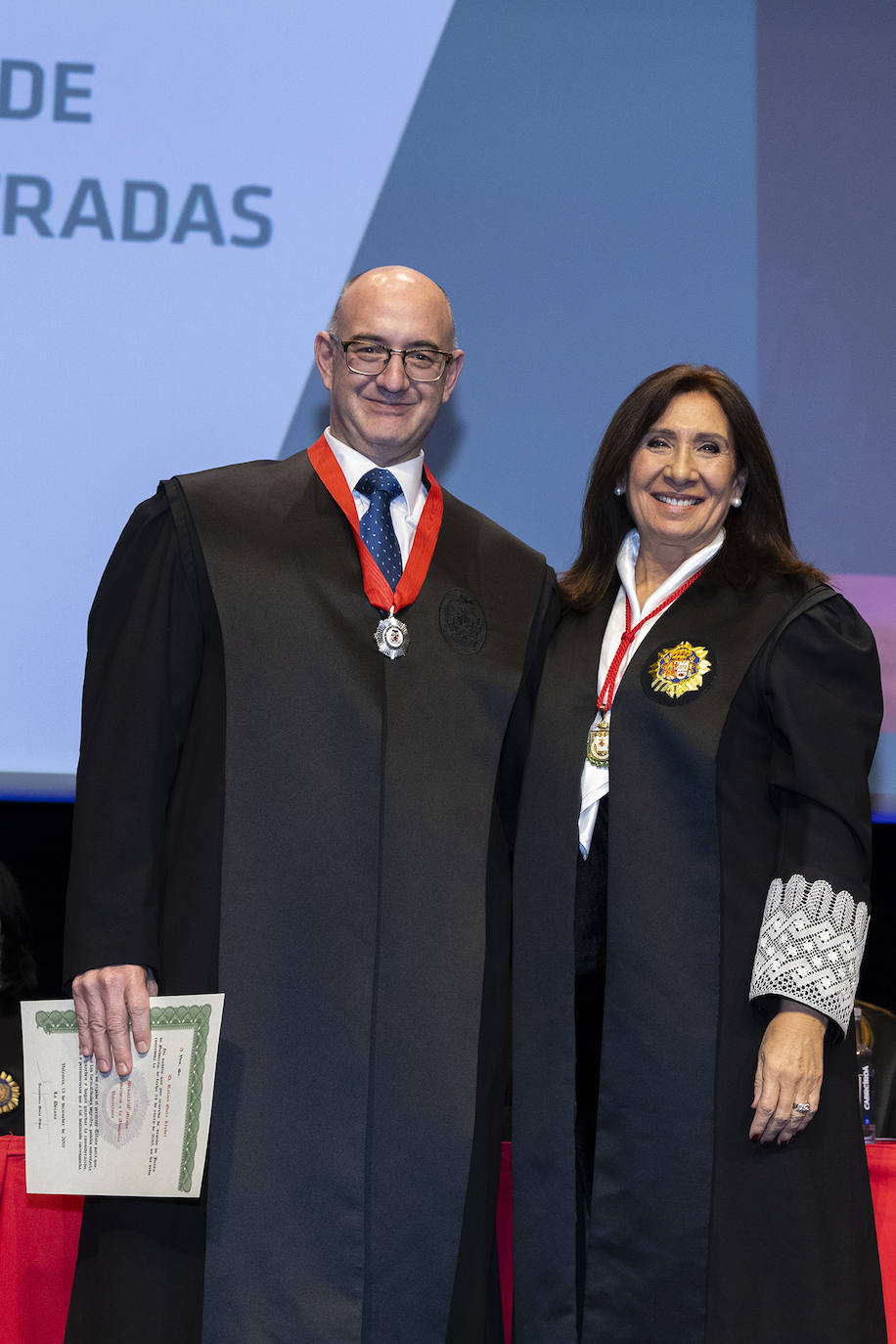 El Colegio de Abogados de Valencia celebró el acto de jura o promesa de los nuevos letrados que han entrado a formar parte de la institución, en un evento en el que se dieron cita alrededor de un millar de profesionales. En el marco del evento, celebrado el pasado viernes, la decana de la institución, Auxiliadora Borja, entregó la Gran Cruz al Mérito en el servicio a la Abogacía Valenciana al exdecano del colegio, Rafael Bonmatí Llorens. Rafael Guía, Pilar Colomer, Pilar Jové, Guillermo Belenguer y Rafael Verdera, ex miembros de la Junta de Gobierno de la entidad, recibieron, por su parte, las Medallas al Mérito en el Servicio a la Abogacía Valenciana.