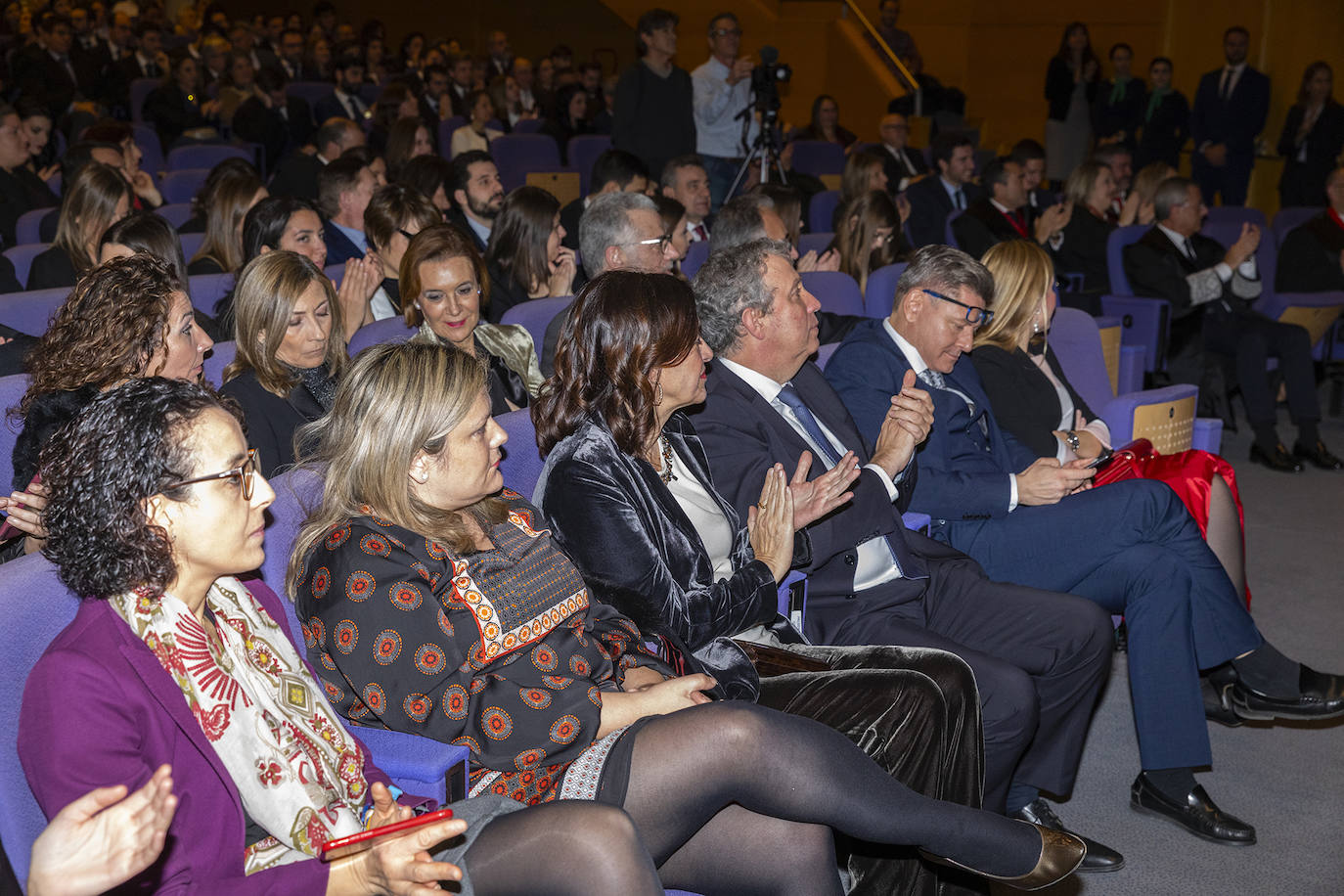 El Colegio de Abogados de Valencia celebró el acto de jura o promesa de los nuevos letrados que han entrado a formar parte de la institución, en un evento en el que se dieron cita alrededor de un millar de profesionales. En el marco del evento, celebrado el pasado viernes, la decana de la institución, Auxiliadora Borja, entregó la Gran Cruz al Mérito en el servicio a la Abogacía Valenciana al exdecano del colegio, Rafael Bonmatí Llorens. Rafael Guía, Pilar Colomer, Pilar Jové, Guillermo Belenguer y Rafael Verdera, ex miembros de la Junta de Gobierno de la entidad, recibieron, por su parte, las Medallas al Mérito en el Servicio a la Abogacía Valenciana.