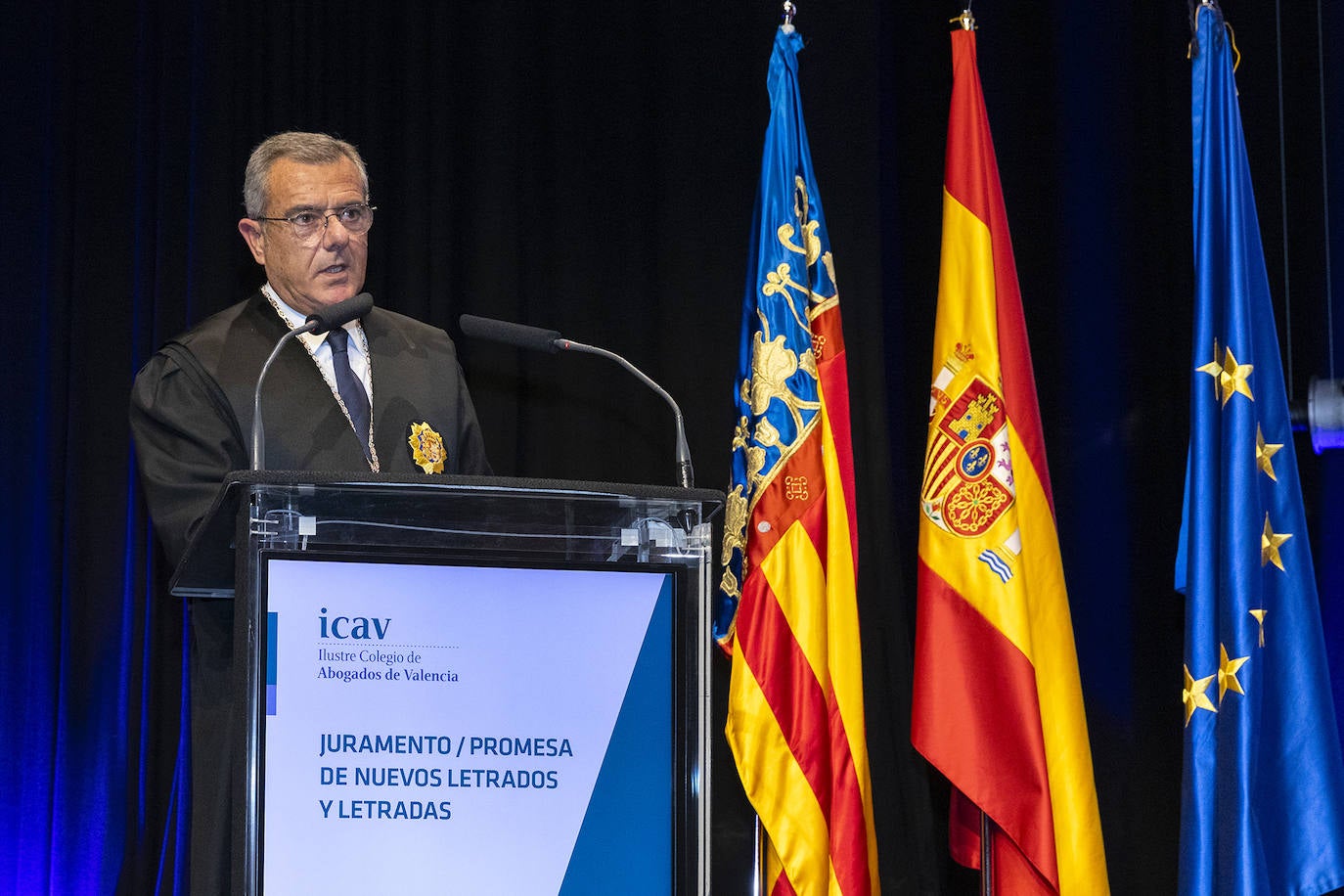 El Colegio de Abogados de Valencia celebró el acto de jura o promesa de los nuevos letrados que han entrado a formar parte de la institución, en un evento en el que se dieron cita alrededor de un millar de profesionales. En el marco del evento, celebrado el pasado viernes, la decana de la institución, Auxiliadora Borja, entregó la Gran Cruz al Mérito en el servicio a la Abogacía Valenciana al exdecano del colegio, Rafael Bonmatí Llorens. Rafael Guía, Pilar Colomer, Pilar Jové, Guillermo Belenguer y Rafael Verdera, ex miembros de la Junta de Gobierno de la entidad, recibieron, por su parte, las Medallas al Mérito en el Servicio a la Abogacía Valenciana.