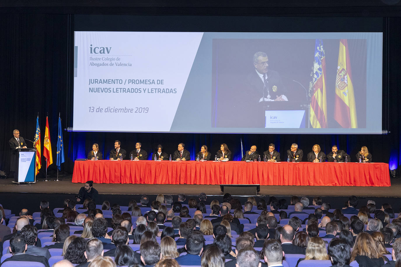 El Colegio de Abogados de Valencia celebró el acto de jura o promesa de los nuevos letrados que han entrado a formar parte de la institución, en un evento en el que se dieron cita alrededor de un millar de profesionales. En el marco del evento, celebrado el pasado viernes, la decana de la institución, Auxiliadora Borja, entregó la Gran Cruz al Mérito en el servicio a la Abogacía Valenciana al exdecano del colegio, Rafael Bonmatí Llorens. Rafael Guía, Pilar Colomer, Pilar Jové, Guillermo Belenguer y Rafael Verdera, ex miembros de la Junta de Gobierno de la entidad, recibieron, por su parte, las Medallas al Mérito en el Servicio a la Abogacía Valenciana.