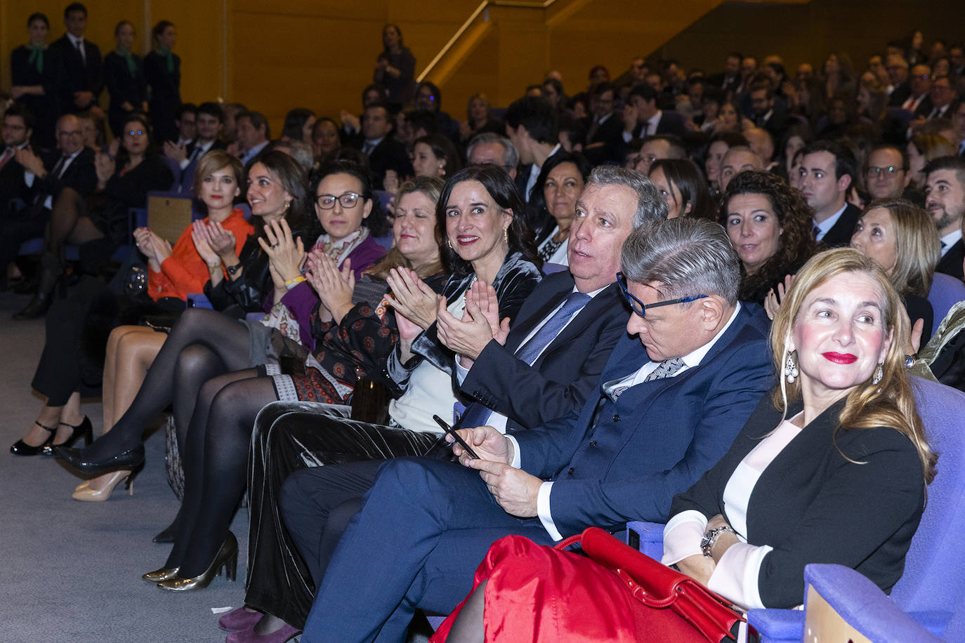 El Colegio de Abogados de Valencia celebró el acto de jura o promesa de los nuevos letrados que han entrado a formar parte de la institución, en un evento en el que se dieron cita alrededor de un millar de profesionales. En el marco del evento, celebrado el pasado viernes, la decana de la institución, Auxiliadora Borja, entregó la Gran Cruz al Mérito en el servicio a la Abogacía Valenciana al exdecano del colegio, Rafael Bonmatí Llorens. Rafael Guía, Pilar Colomer, Pilar Jové, Guillermo Belenguer y Rafael Verdera, ex miembros de la Junta de Gobierno de la entidad, recibieron, por su parte, las Medallas al Mérito en el Servicio a la Abogacía Valenciana.