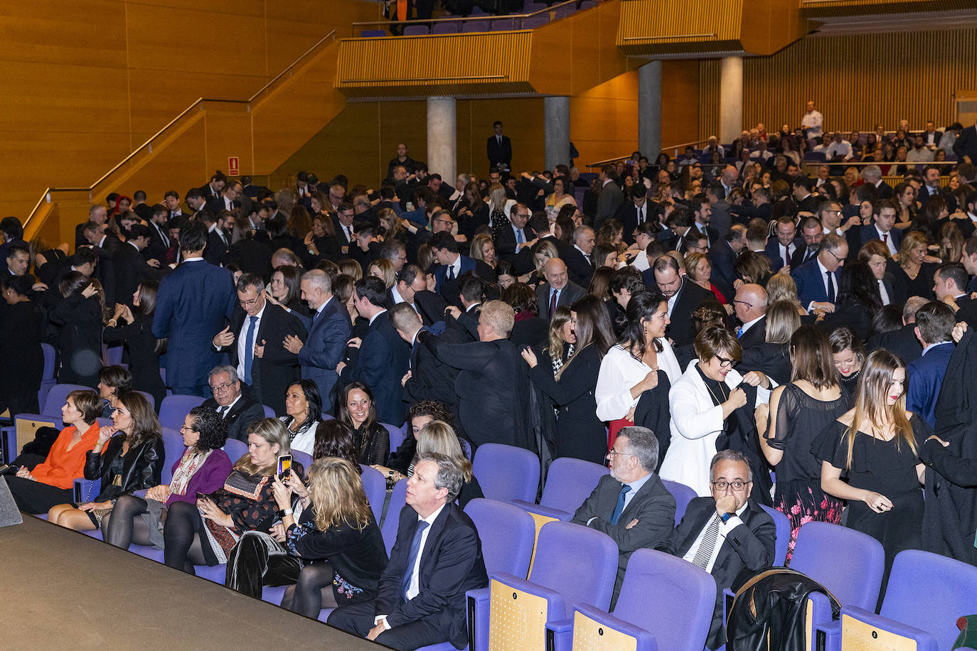 El Colegio de Abogados de Valencia celebró el acto de jura o promesa de los nuevos letrados que han entrado a formar parte de la institución, en un evento en el que se dieron cita alrededor de un millar de profesionales. En el marco del evento, celebrado el pasado viernes, la decana de la institución, Auxiliadora Borja, entregó la Gran Cruz al Mérito en el servicio a la Abogacía Valenciana al exdecano del colegio, Rafael Bonmatí Llorens. Rafael Guía, Pilar Colomer, Pilar Jové, Guillermo Belenguer y Rafael Verdera, ex miembros de la Junta de Gobierno de la entidad, recibieron, por su parte, las Medallas al Mérito en el Servicio a la Abogacía Valenciana.
