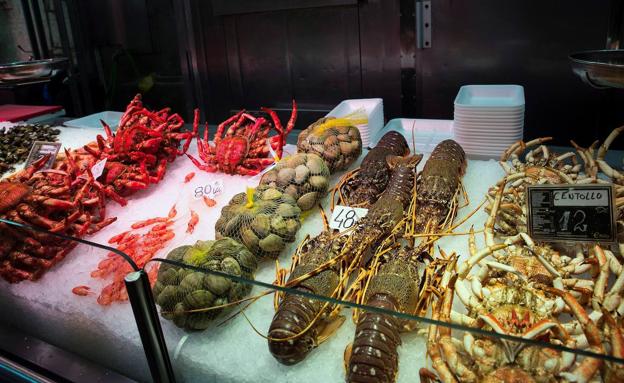 Productos en la pescadería. 