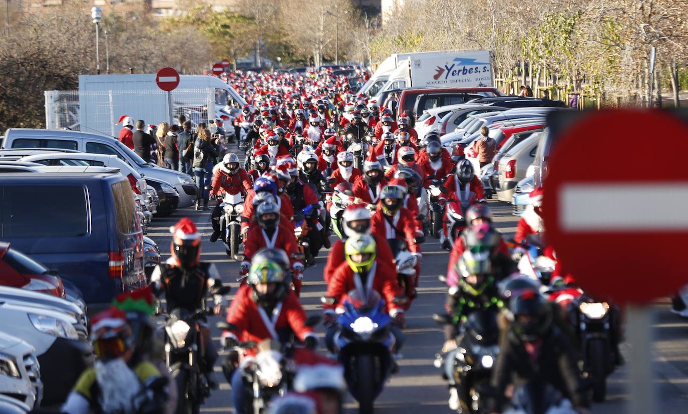 Centenares de papanoeles en moto han llevado regalos este domingo, 15 de diciembre, a los pequeños en tratamiento médico alojados en la Casa Ronald McDonald de Valencia, por quinto año consecutivo. La asociación motera Cremant Goma es la organizadora de este evento, una concentración de motos en la que el requisito es ir disfrazado de Papá o Mamá Noel. El punto de encuentro ha sido el parking del club deportivo Zafranar (bulevar sur) y han realizado una ruta por la ciudad. El objetivo es ayudar a Aspanion y la Casa Ronald McDonald. 