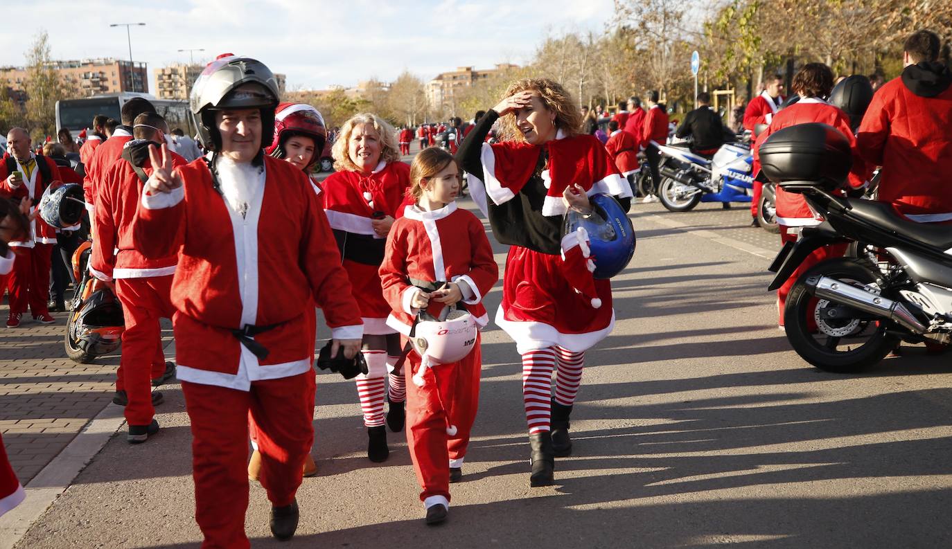 Centenares de papanoeles en moto han llevado regalos este domingo, 15 de diciembre, a los pequeños en tratamiento médico alojados en la Casa Ronald McDonald de Valencia, por quinto año consecutivo. La asociación motera Cremant Goma es la organizadora de este evento, una concentración de motos en la que el requisito es ir disfrazado de Papá o Mamá Noel. El punto de encuentro ha sido el parking del club deportivo Zafranar (bulevar sur) y han realizado una ruta por la ciudad. El objetivo es ayudar a Aspanion y la Casa Ronald McDonald. 