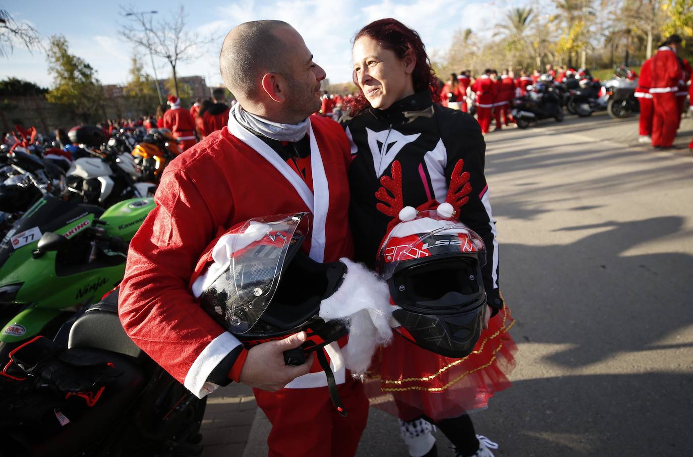 Centenares de papanoeles en moto han llevado regalos este domingo, 15 de diciembre, a los pequeños en tratamiento médico alojados en la Casa Ronald McDonald de Valencia, por quinto año consecutivo. La asociación motera Cremant Goma es la organizadora de este evento, una concentración de motos en la que el requisito es ir disfrazado de Papá o Mamá Noel. El punto de encuentro ha sido el parking del club deportivo Zafranar (bulevar sur) y han realizado una ruta por la ciudad. El objetivo es ayudar a Aspanion y la Casa Ronald McDonald. 