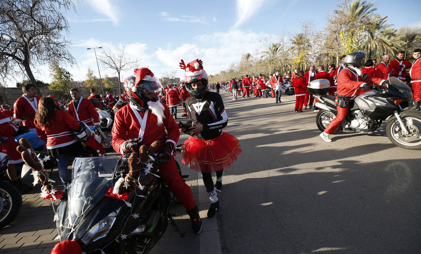 Centenares de papanoeles en moto han llevado regalos este domingo, 15 de diciembre, a los pequeños en tratamiento médico alojados en la Casa Ronald McDonald de Valencia, por quinto año consecutivo. La asociación motera Cremant Goma es la organizadora de este evento, una concentración de motos en la que el requisito es ir disfrazado de Papá o Mamá Noel. El punto de encuentro ha sido el parking del club deportivo Zafranar (bulevar sur) y han realizado una ruta por la ciudad. El objetivo es ayudar a Aspanion y la Casa Ronald McDonald. 