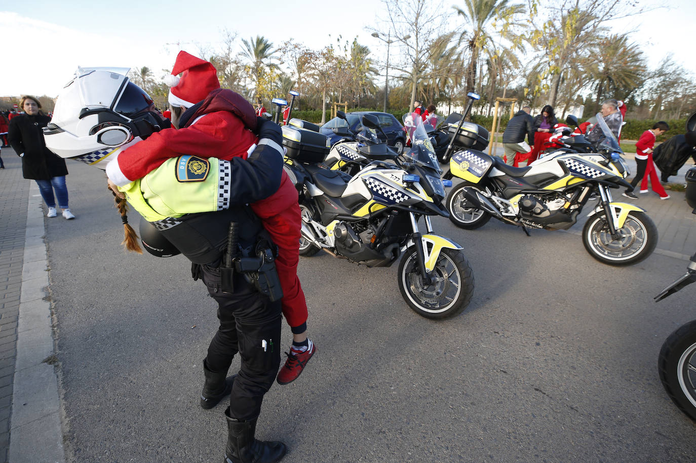 Centenares de papanoeles en moto han llevado regalos este domingo, 15 de diciembre, a los pequeños en tratamiento médico alojados en la Casa Ronald McDonald de Valencia, por quinto año consecutivo. La asociación motera Cremant Goma es la organizadora de este evento, una concentración de motos en la que el requisito es ir disfrazado de Papá o Mamá Noel. El punto de encuentro ha sido el parking del club deportivo Zafranar (bulevar sur) y han realizado una ruta por la ciudad. El objetivo es ayudar a Aspanion y la Casa Ronald McDonald. 