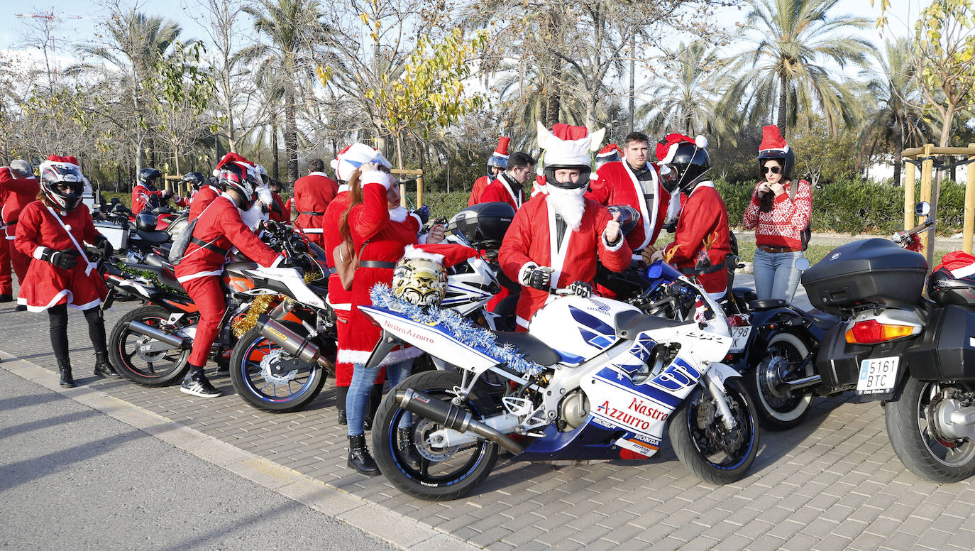Centenares de papanoeles en moto han llevado regalos este domingo, 15 de diciembre, a los pequeños en tratamiento médico alojados en la Casa Ronald McDonald de Valencia, por quinto año consecutivo. La asociación motera Cremant Goma es la organizadora de este evento, una concentración de motos en la que el requisito es ir disfrazado de Papá o Mamá Noel. El punto de encuentro ha sido el parking del club deportivo Zafranar (bulevar sur) y han realizado una ruta por la ciudad. El objetivo es ayudar a Aspanion y la Casa Ronald McDonald. 