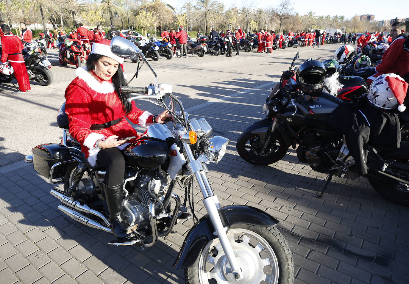 Centenares de papanoeles en moto han llevado regalos este domingo, 15 de diciembre, a los pequeños en tratamiento médico alojados en la Casa Ronald McDonald de Valencia, por quinto año consecutivo. La asociación motera Cremant Goma es la organizadora de este evento, una concentración de motos en la que el requisito es ir disfrazado de Papá o Mamá Noel. El punto de encuentro ha sido el parking del club deportivo Zafranar (bulevar sur) y han realizado una ruta por la ciudad. El objetivo es ayudar a Aspanion y la Casa Ronald McDonald. 