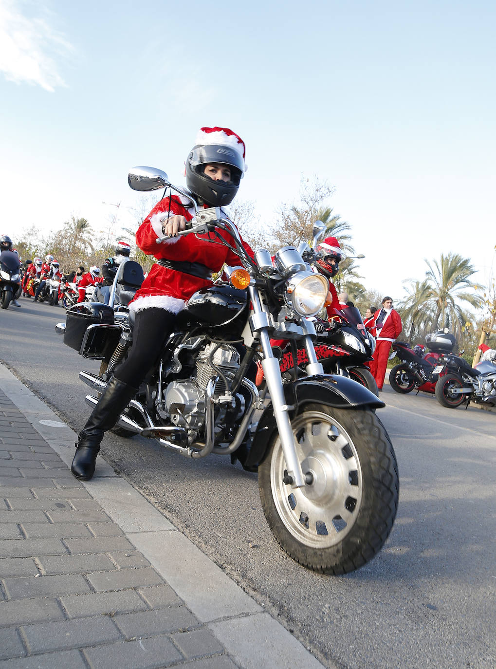 Centenares de papanoeles en moto han llevado regalos este domingo, 15 de diciembre, a los pequeños en tratamiento médico alojados en la Casa Ronald McDonald de Valencia, por quinto año consecutivo. La asociación motera Cremant Goma es la organizadora de este evento, una concentración de motos en la que el requisito es ir disfrazado de Papá o Mamá Noel. El punto de encuentro ha sido el parking del club deportivo Zafranar (bulevar sur) y han realizado una ruta por la ciudad. El objetivo es ayudar a Aspanion y la Casa Ronald McDonald. 