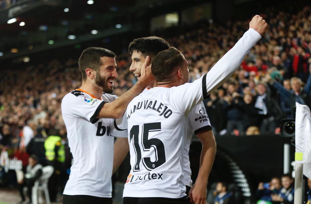 Gayà y Manu Vallejo abrazan a Carlos Soler tras el gol del canterano que daba ventaja al Valencia. 