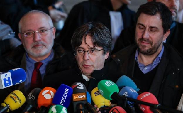 Puig, Puigdemont y Comín, ayer en Bruselas.