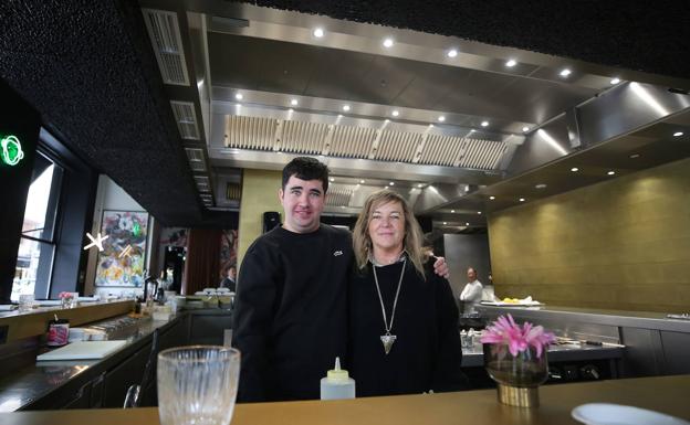 Rosa con su hijo Luis Pellicer, tras la barra del restaurante Baobab que abrieron hace poco más de un año.