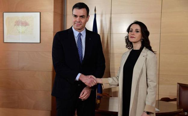 El presidente del Gobierno en funciones, Pedro Sánchez, y la portavoz de Ciudadanos Inés Arrimadas.