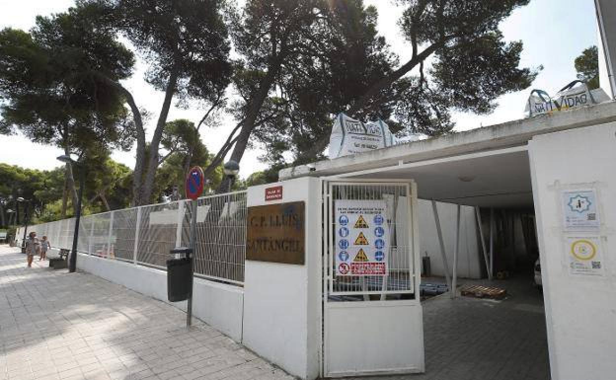 Acceso al colegio Lluís de Santàngel de El Saler.