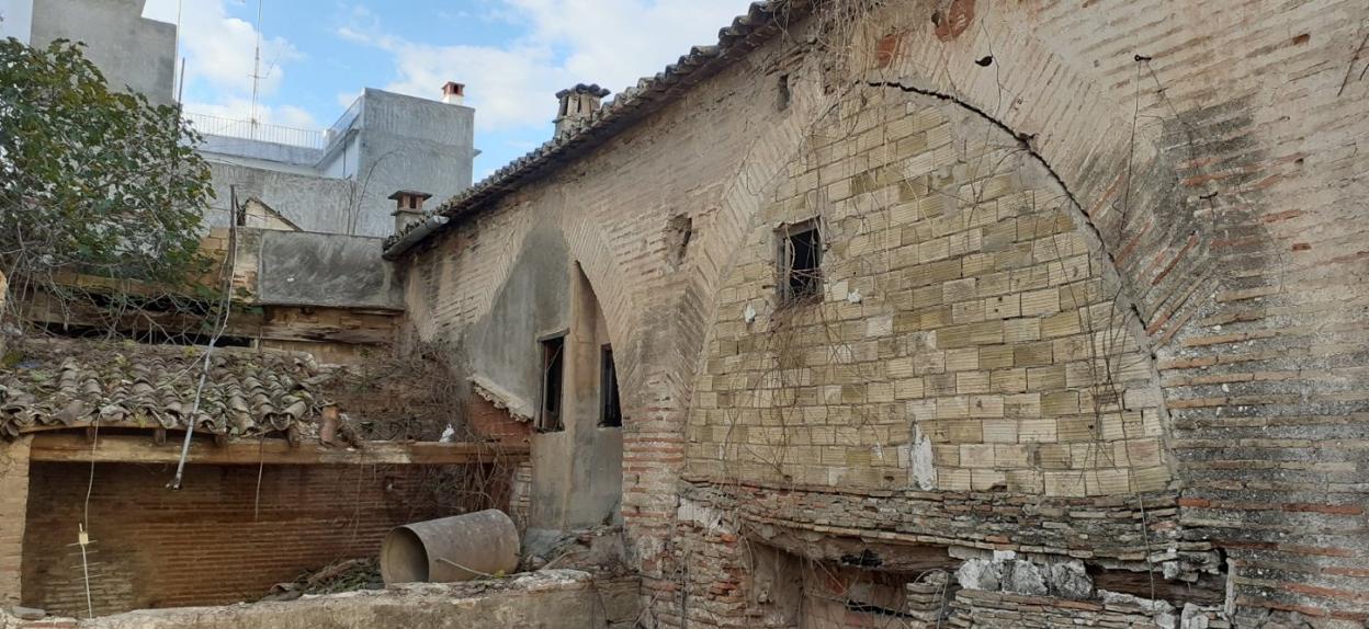 Arcos medievales del 'enginy' de Oliva que han salido a la luz tras retirar la vegetación que los tapaba. 