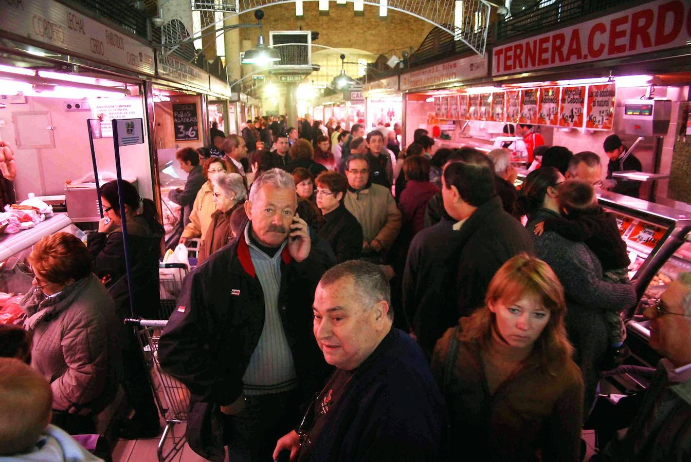 El análisis se basa en la selección de 15 productos navideños que suelen estar en las mesas de la gran parte de familias. Para averiguar si el precio de estos productos sube antes de Navidad, la OCU ha recorrido varios supermercados y mercados nacionales para comparar cuánto aumentan o disminuyen los precios en las vísperas a las fiestas. Estos son los resultados de 15 alimentos navideños: 