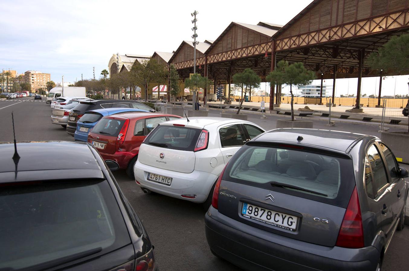 El entorno del Tinglado 2 repleto de coches, donde debe ir un jardin.