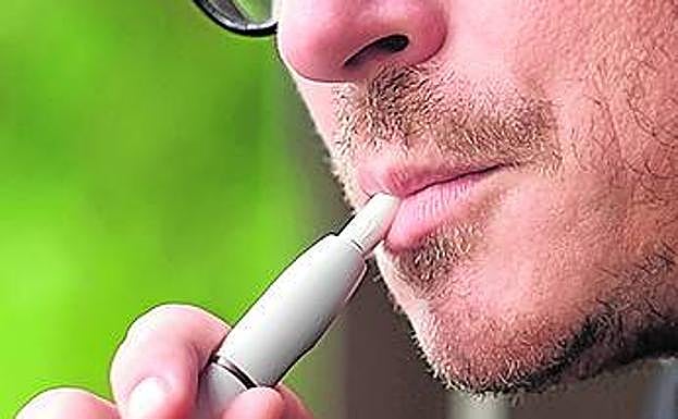 un hombre con un vaporizador. 