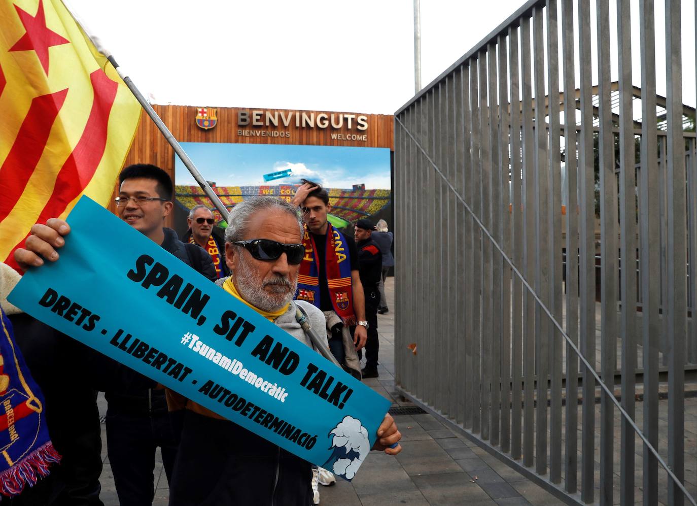 Un hombre sostiene una pancarta de 'Tsunami Democràtic'