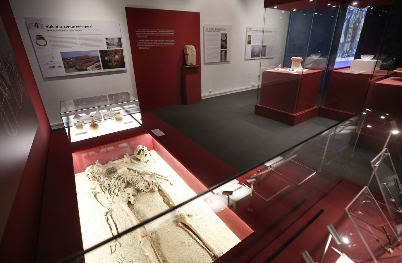 El Museo de Prehistoria presenta en una muestra cerca de un centenar de objetos arqueológicos recuperados de los yacimientos más emblemáticos del territorio.