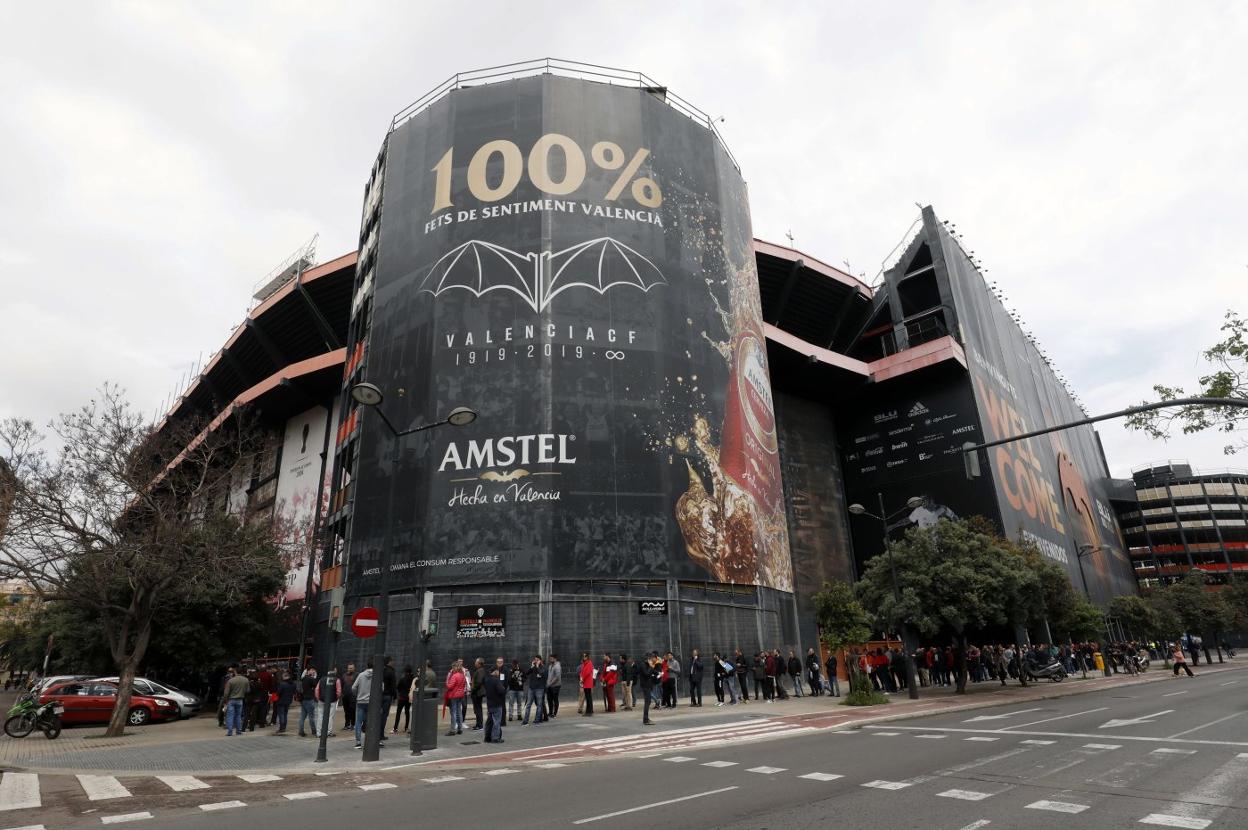 Una de las torres del estadio de Mestalla recayente a la avenida de Aragón. 