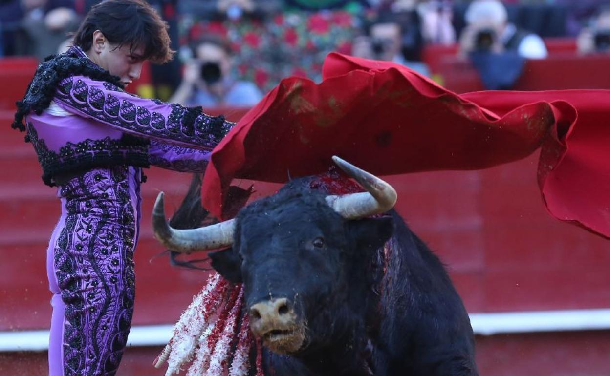 Roca Rey, durante una faena en la Feria de Fallas de Valencia 2019.