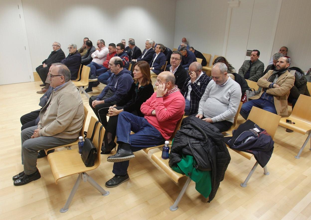 Los 34 acusados, ayer en la última sesión del juicio en la sede ilicitana de la Audiencia Provincial. 