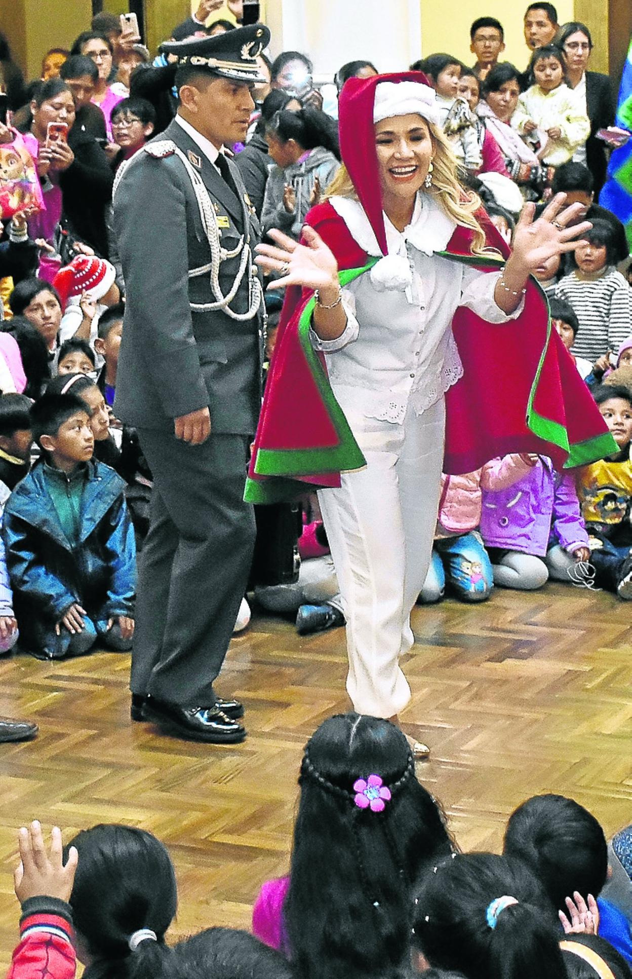 La presidenta interina de Bolivia es Mamá Noel