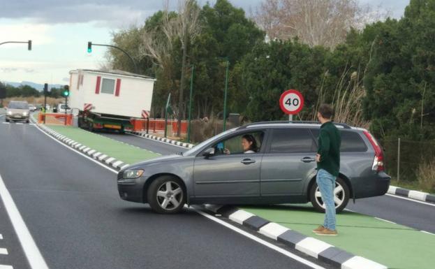 Un coche, saltando la mediana de la carretera.