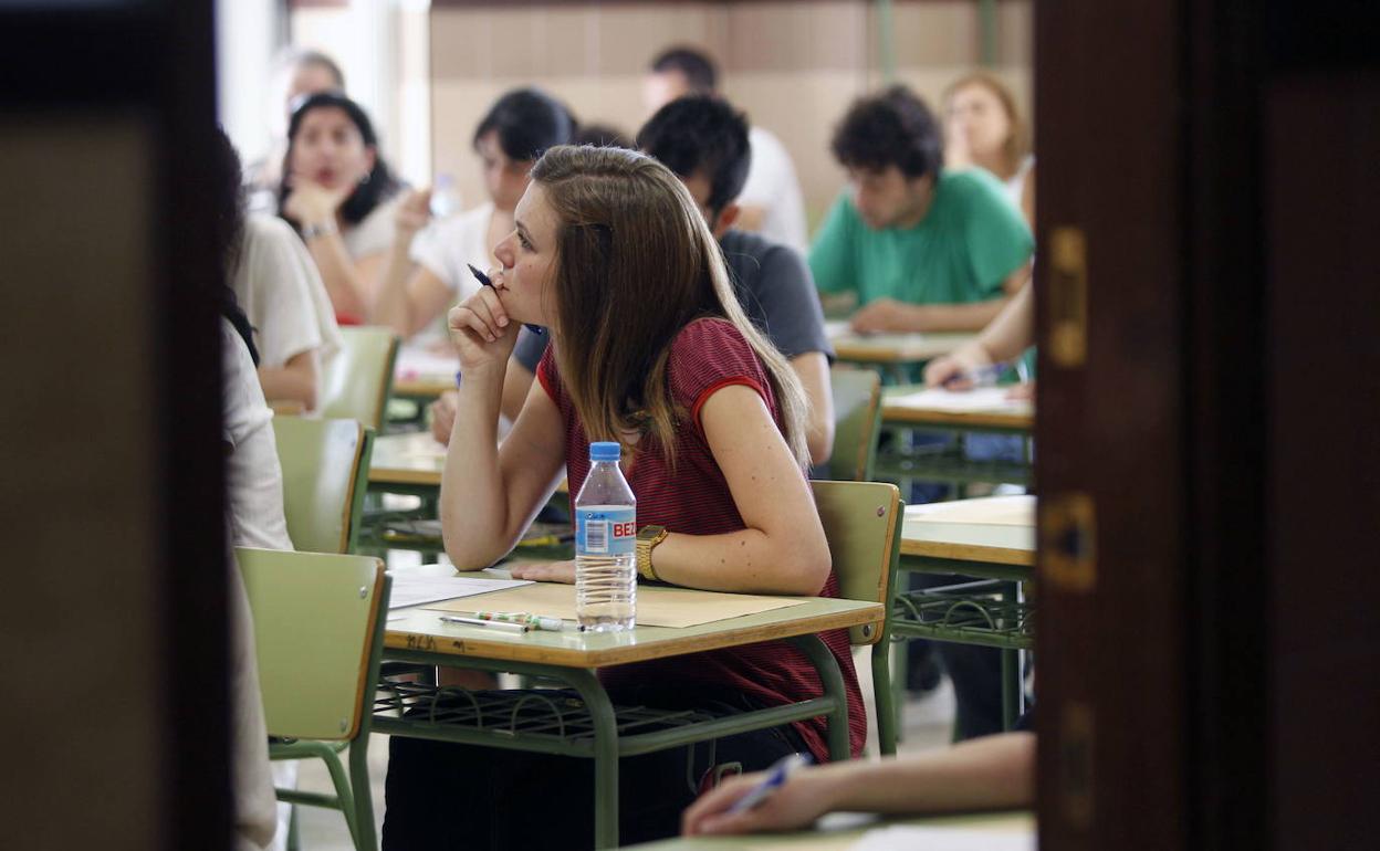 Aspirantes realizando una prueba. 