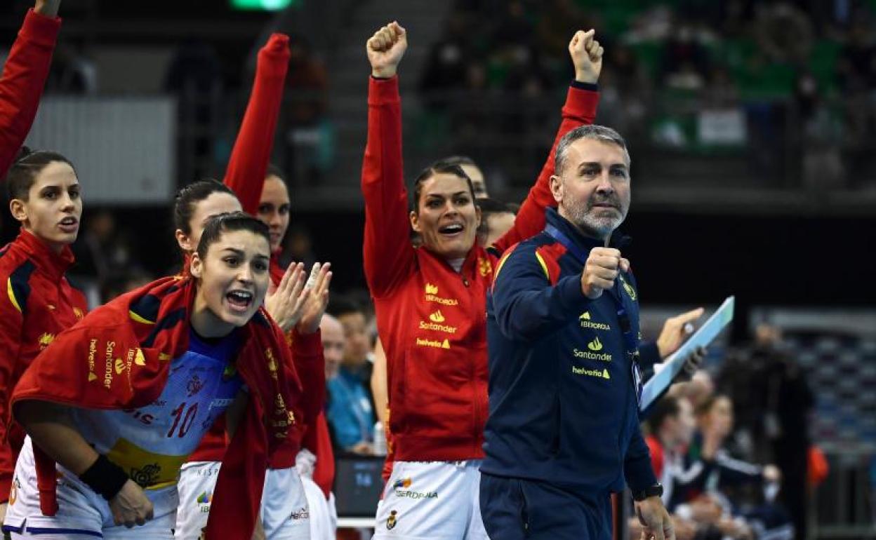 El seleccionador Carlos Viver y las jugadoras de banquillo, durante la semifinal del Mundial. 