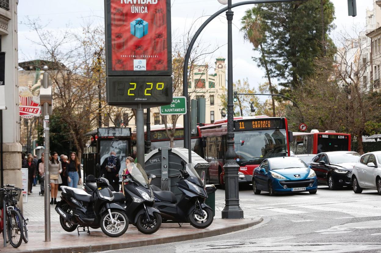 Un marcador de temperatura ayer en Valencia. 