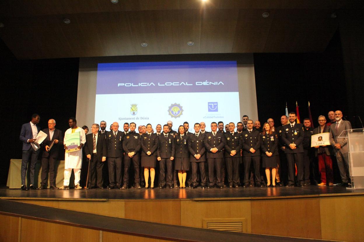 Todas las personas que recibieron reconocimientos en el Día de la Policía Local junto a las autoridades municipales. 