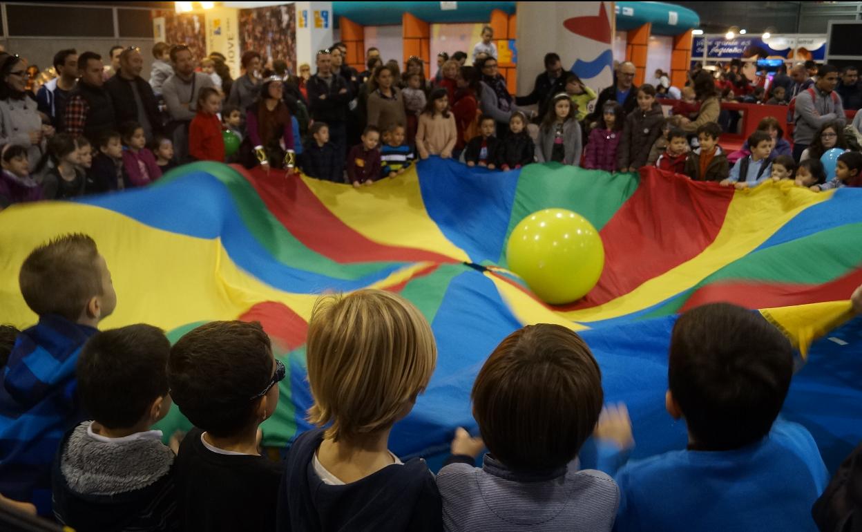 Niños jugando en una edición anterior de Expojove. 