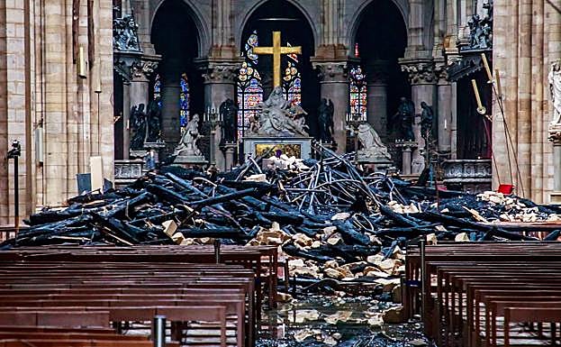 Escombros del interior de la catedral de Notre Dame.