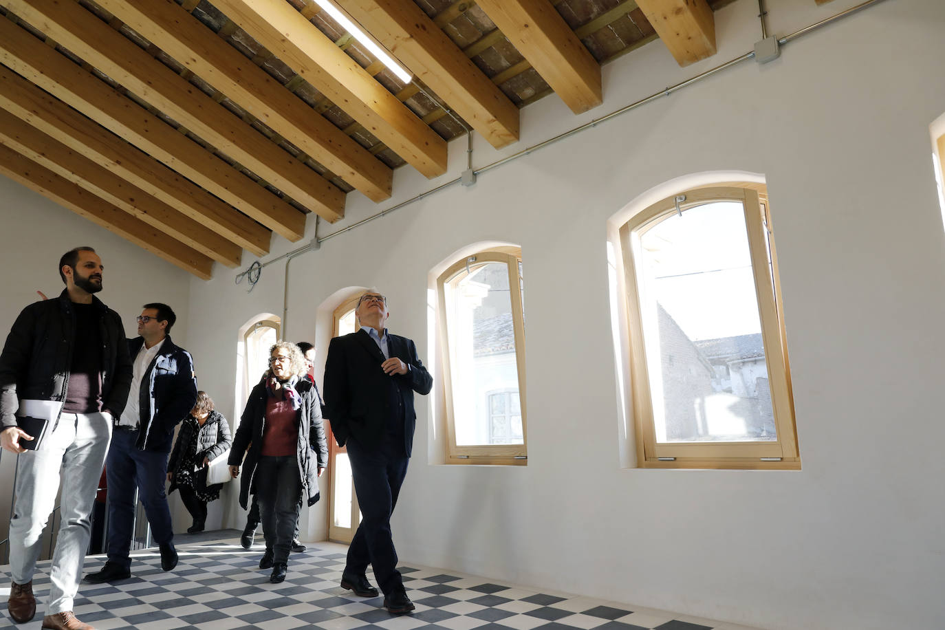La restauración del antiguo Matadero ha supuesto una inversión municipal cercana a los 500.000 euros. El edificio, construido en 1910, se levanta sobre dos parcelas ubicadas en los números 35 y 37 de la calle Sant Pere. Al antiguo matadero, que fue también sede de la entidad Salvem el Cabanyal, se podrá acceder también tras su rehabilitación por la calle Lluís Despuig y contará con 356 metros cuadrados construidos distribuidos en dos plantas que albergarán espacios multiusos y de exposiciones entre otros para ser un centro de interpretación de la historia del Cabanyal y de toda la vida del barrio.