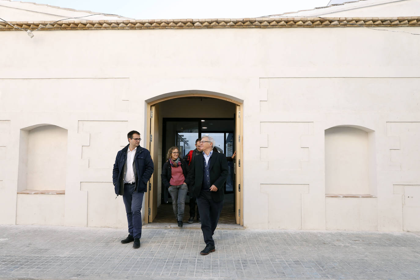 La restauración del antiguo Matadero ha supuesto una inversión municipal cercana a los 500.000 euros. El edificio, construido en 1910, se levanta sobre dos parcelas ubicadas en los números 35 y 37 de la calle Sant Pere. Al antiguo matadero, que fue también sede de la entidad Salvem el Cabanyal, se podrá acceder también tras su rehabilitación por la calle Lluís Despuig y contará con 356 metros cuadrados construidos distribuidos en dos plantas que albergarán espacios multiusos y de exposiciones entre otros para ser un centro de interpretación de la historia del Cabanyal y de toda la vida del barrio.
