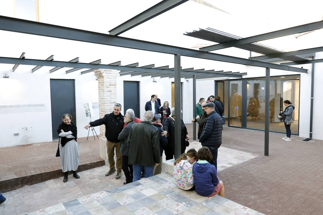 La restauración del antiguo Matadero ha supuesto una inversión municipal cercana a los 500.000 euros. El edificio, construido en 1910, se levanta sobre dos parcelas ubicadas en los números 35 y 37 de la calle Sant Pere. Al antiguo matadero, que fue también sede de la entidad Salvem el Cabanyal, se podrá acceder también tras su rehabilitación por la calle Lluís Despuig y contará con 356 metros cuadrados construidos distribuidos en dos plantas que albergarán espacios multiusos y de exposiciones entre otros para ser un centro de interpretación de la historia del Cabanyal y de toda la vida del barrio.