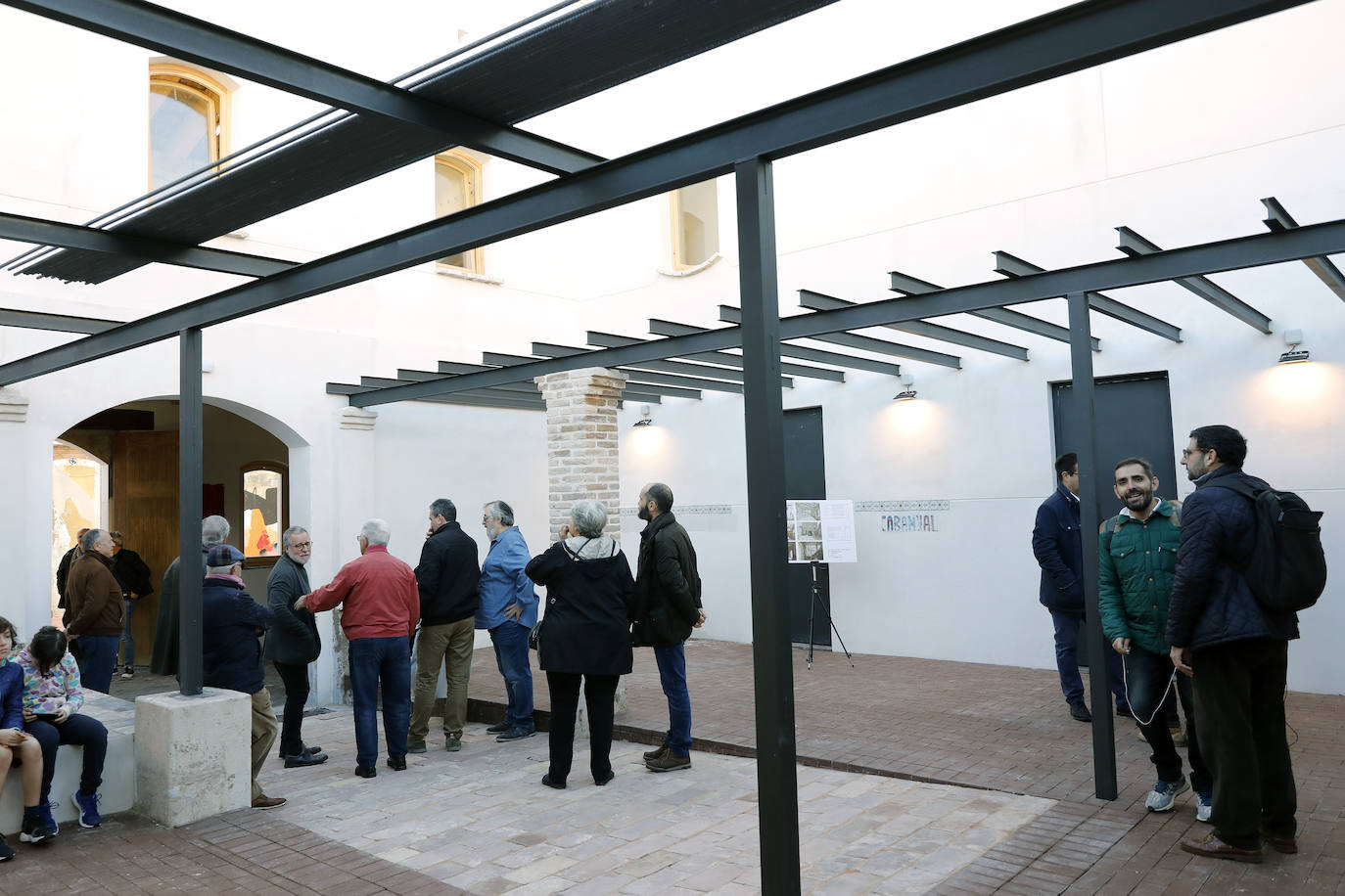 La restauración del antiguo Matadero ha supuesto una inversión municipal cercana a los 500.000 euros. El edificio, construido en 1910, se levanta sobre dos parcelas ubicadas en los números 35 y 37 de la calle Sant Pere. Al antiguo matadero, que fue también sede de la entidad Salvem el Cabanyal, se podrá acceder también tras su rehabilitación por la calle Lluís Despuig y contará con 356 metros cuadrados construidos distribuidos en dos plantas que albergarán espacios multiusos y de exposiciones entre otros para ser un centro de interpretación de la historia del Cabanyal y de toda la vida del barrio.
