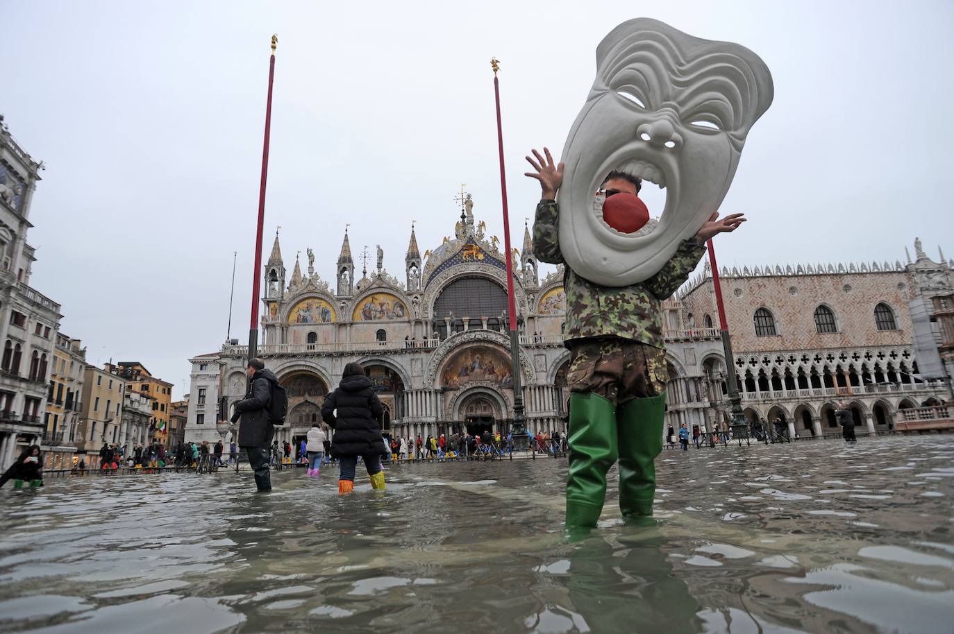 Venecia vuelve a sufrir, en la víspera de Nochebuena, el fenómeno del agua alta, que alcanzó este lunes un pico de 144 centímetros y cubrió el suelo del 60 por ciento del casco histórico, aunque sin que se cumplieran las previsiones que advertían de una marea de hasta 150 centímetros. En la madrugada las sirenas de alerta sonaron en dos ocasiones, a las 04 de la mañana y a las 06.40 horas con el empeoramiento de las previsiones, y finalmente el nivel máximo se alcanzó a las 09.40 horas con una altura del agua de 144 centímetros. Una marea excepcional pero lejos de los 184 centímetros que se alcanzaron el pasado 12 de noviembre y que sumergieron el 70 por ciento de la ciudad causando daños por millones de euros.