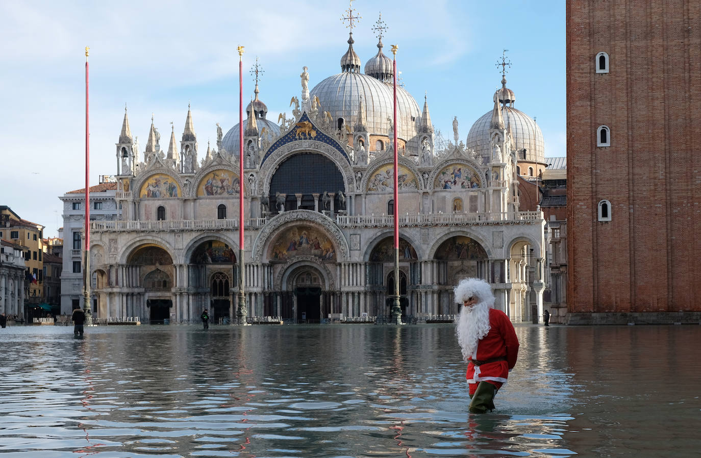 Venecia vuelve a sufrir, en la víspera de Nochebuena, el fenómeno del agua alta, que alcanzó este lunes un pico de 144 centímetros y cubrió el suelo del 60 por ciento del casco histórico, aunque sin que se cumplieran las previsiones que advertían de una marea de hasta 150 centímetros. En la madrugada las sirenas de alerta sonaron en dos ocasiones, a las 04 de la mañana y a las 06.40 horas con el empeoramiento de las previsiones, y finalmente el nivel máximo se alcanzó a las 09.40 horas con una altura del agua de 144 centímetros. Una marea excepcional pero lejos de los 184 centímetros que se alcanzaron el pasado 12 de noviembre y que sumergieron el 70 por ciento de la ciudad causando daños por millones de euros.