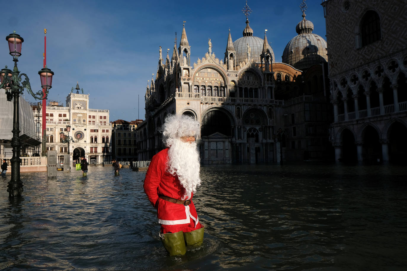 Venecia vuelve a sufrir, en la víspera de Nochebuena, el fenómeno del agua alta, que alcanzó este lunes un pico de 144 centímetros y cubrió el suelo del 60 por ciento del casco histórico, aunque sin que se cumplieran las previsiones que advertían de una marea de hasta 150 centímetros. En la madrugada las sirenas de alerta sonaron en dos ocasiones, a las 04 de la mañana y a las 06.40 horas con el empeoramiento de las previsiones, y finalmente el nivel máximo se alcanzó a las 09.40 horas con una altura del agua de 144 centímetros. Una marea excepcional pero lejos de los 184 centímetros que se alcanzaron el pasado 12 de noviembre y que sumergieron el 70 por ciento de la ciudad causando daños por millones de euros.