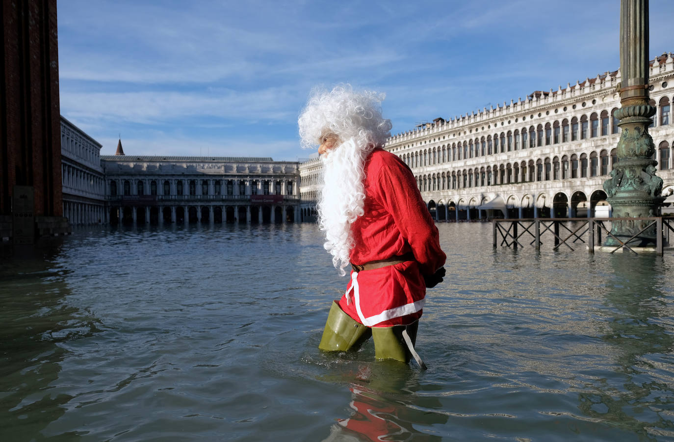 Venecia vuelve a sufrir, en la víspera de Nochebuena, el fenómeno del agua alta, que alcanzó este lunes un pico de 144 centímetros y cubrió el suelo del 60 por ciento del casco histórico, aunque sin que se cumplieran las previsiones que advertían de una marea de hasta 150 centímetros. En la madrugada las sirenas de alerta sonaron en dos ocasiones, a las 04 de la mañana y a las 06.40 horas con el empeoramiento de las previsiones, y finalmente el nivel máximo se alcanzó a las 09.40 horas con una altura del agua de 144 centímetros. Una marea excepcional pero lejos de los 184 centímetros que se alcanzaron el pasado 12 de noviembre y que sumergieron el 70 por ciento de la ciudad causando daños por millones de euros.